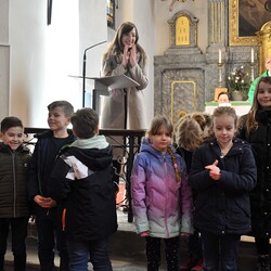 Religionslehrerin Katrin Oswald mit den Kindern