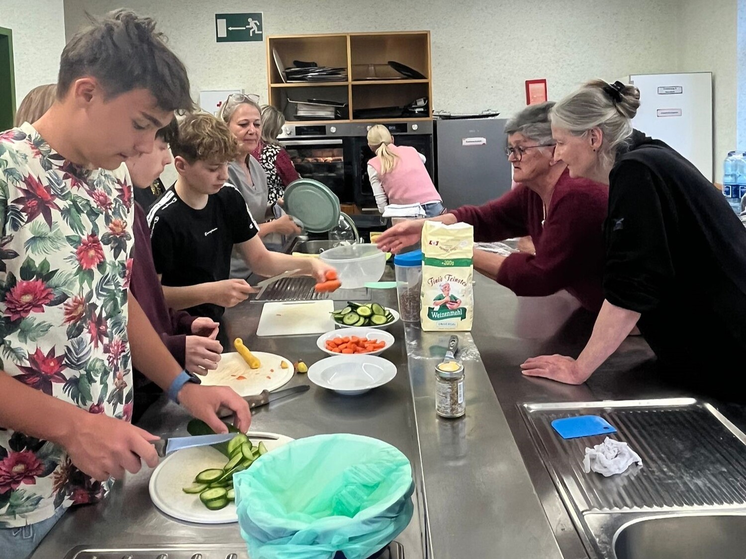 Generationenübergreifend / Conny Holland Brotbacken mit Comunity Nurse