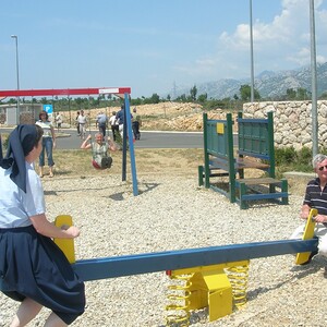 Bei der Fahrt nach Split wird ein Kinderspielplatz gleich zum Ausgleich nach der langen Busfahrt genutzt.