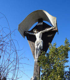 Friedhofskreuz im Pfarrfriedhof